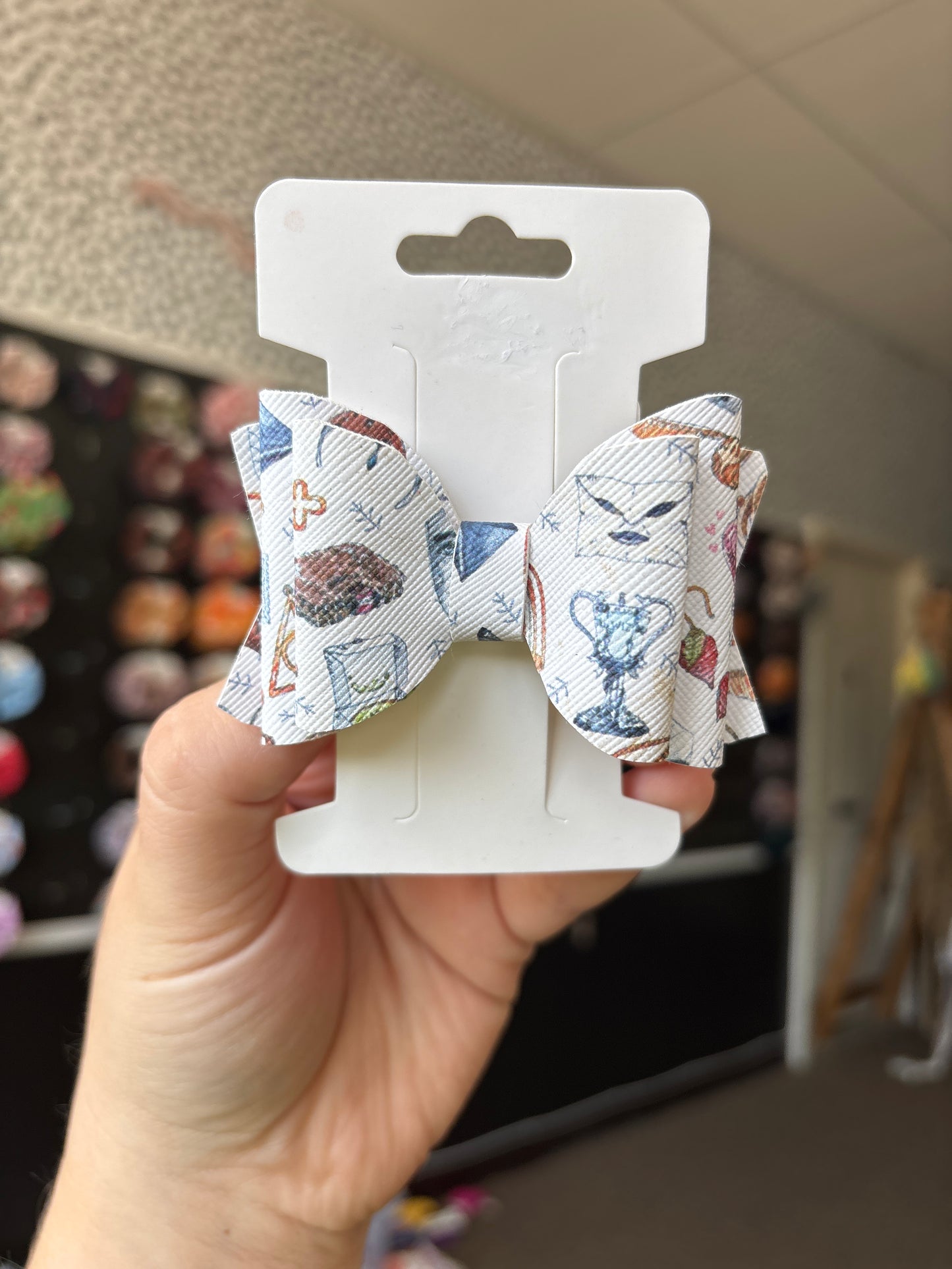 Wizard 2 petite faux leather bow