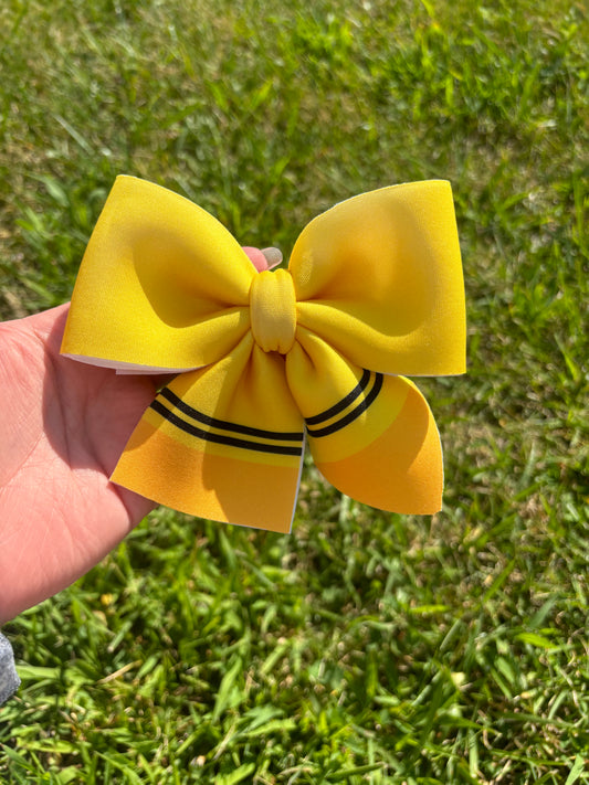 Yellow crayon sailor clip bow