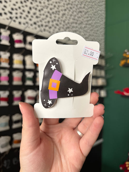 Witch hat snap clip