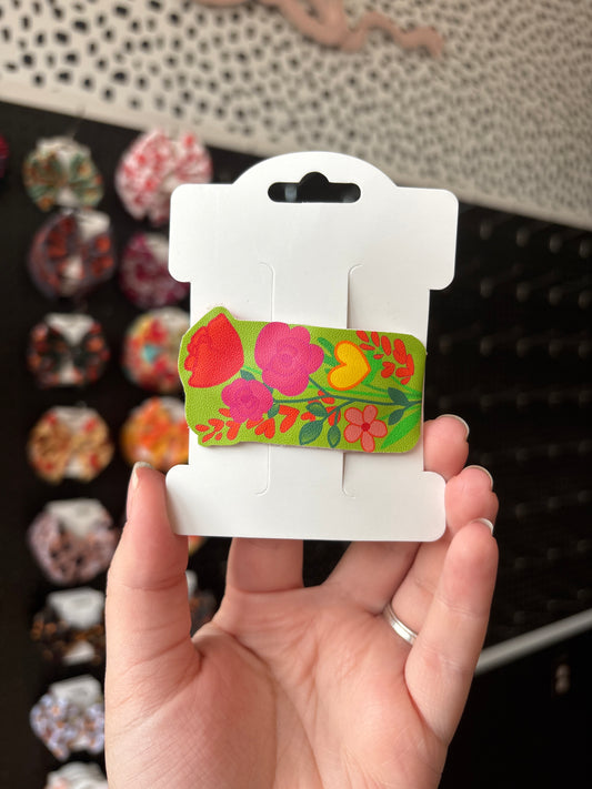 Floral snap clip