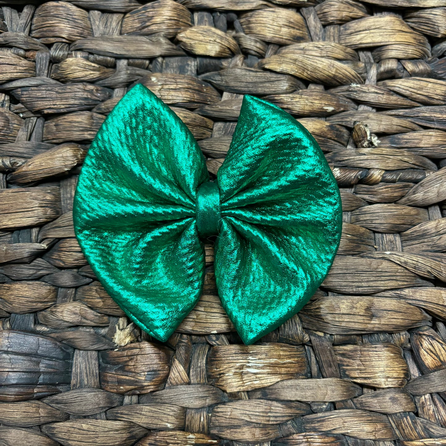 Foil green regular style bow-clip