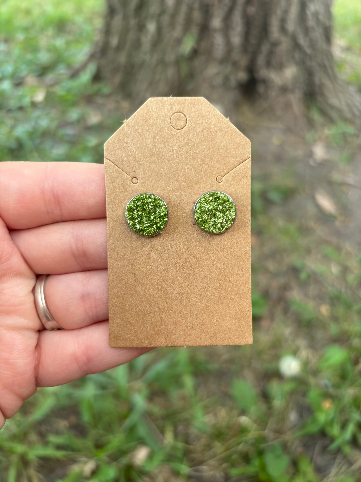 Moss green Durzy 12mm earrings