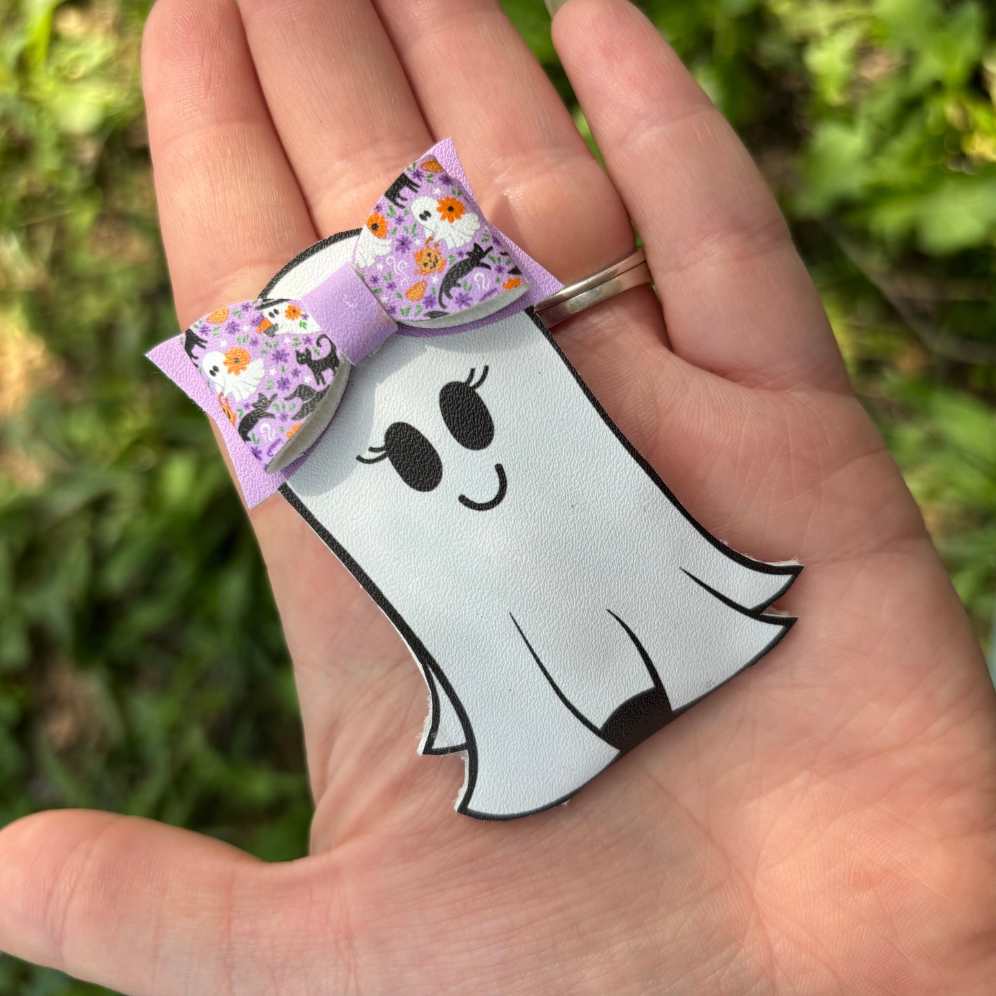 Ghost with light purple bow snap clip