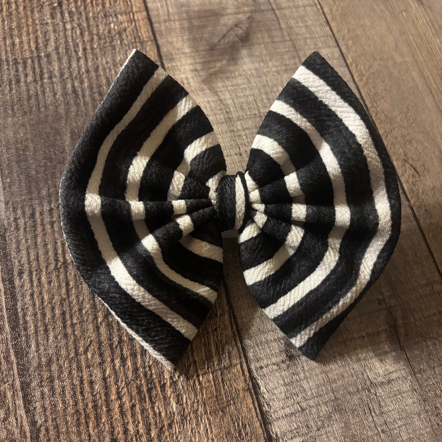 Black and white- regular bow