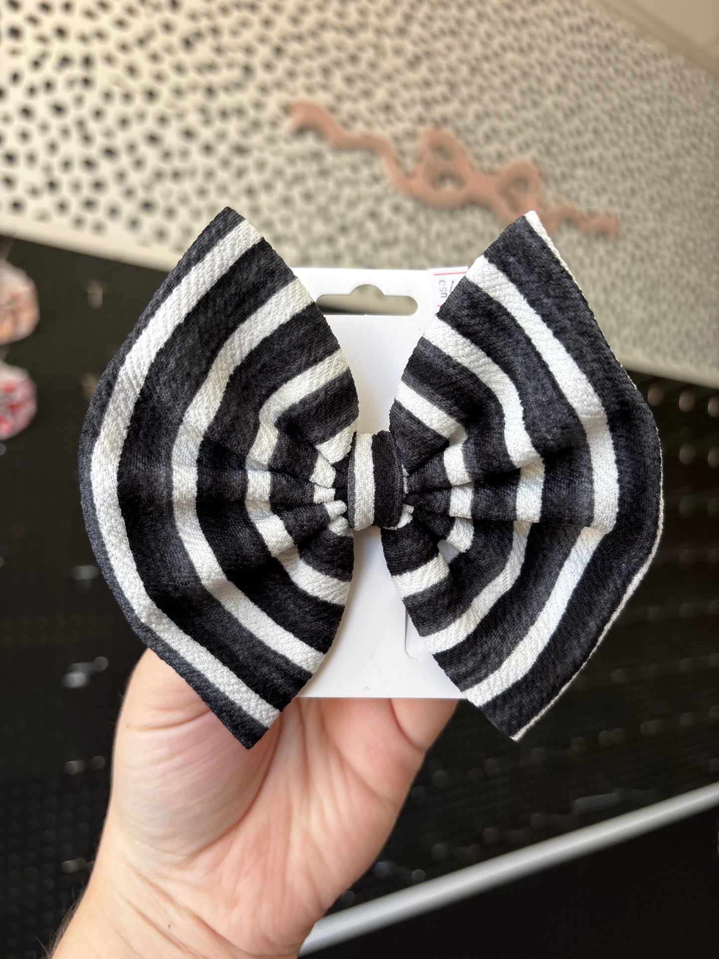 Black and white- regular bow