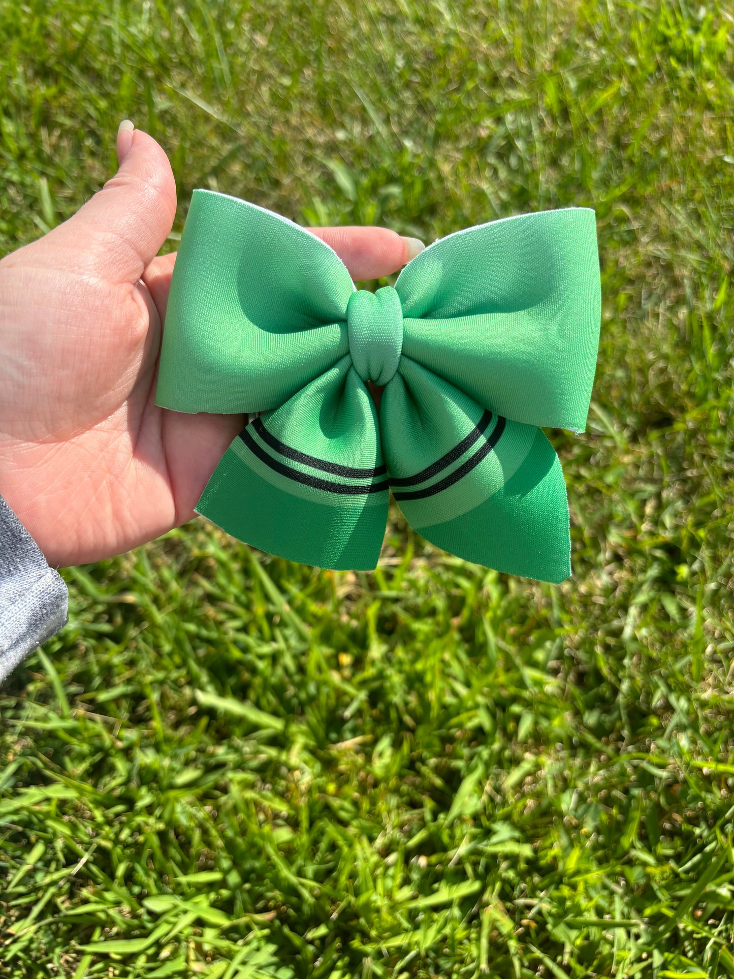 Green crayon sailor clip bow